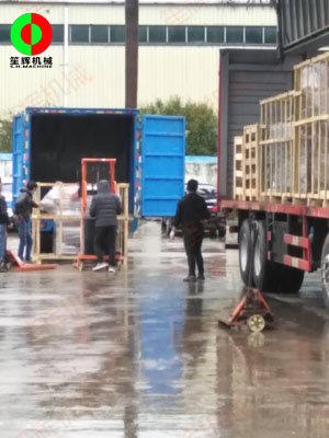 日前,客戶訂購的蔬果加工機械裝車出貨!