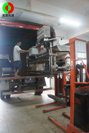 客戶訂購的渦流洗菜機及提升機現場測試后隨車出貨!