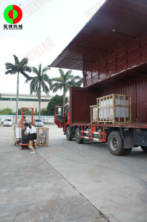 客戶訂購的一批蔬果清洗切割加工機械裝車出貨！