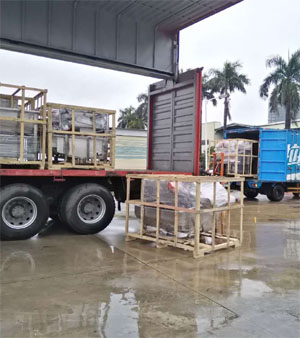 停雨間隙，抓緊時間兩車同時裝車發(fā)貨！