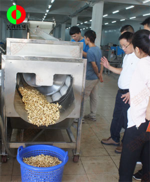 客戶到公司現場考察,并測試果蔬清洗機對花生的清洗效果！
