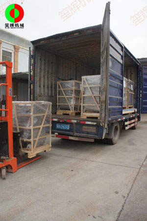 客戶訂購的切菜機及切肉機等一批食品加工機械裝車出貨！