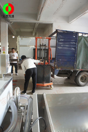 客戶測試蔬果毛刷脫皮機，現貨購買隨車發貨！