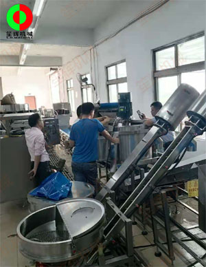 客戶現場測試排骨切丁、清洗、連續式脫水系統生產線！