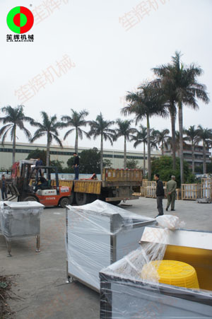 大批洗菜機、脫水機蔬果前處理加工設(shè)備等待裝車出貨！