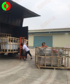 五一假期前多臺洗菜機設備裝車發貨!