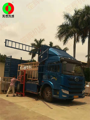 客戶訂購的多臺氣泡洗菜機(jī)裝車發(fā)貨,按期交付!