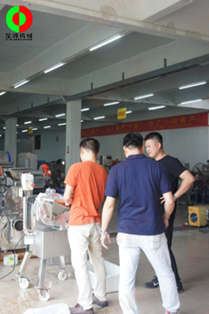 瓜果三維切丁機測試效果滿意，客戶付款購買隨車運走！