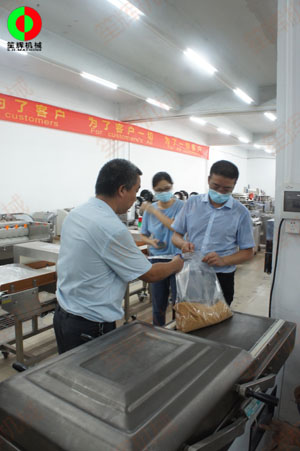 東莞客戶一行考察我司生產工廠,測試購買真空包裝機!
