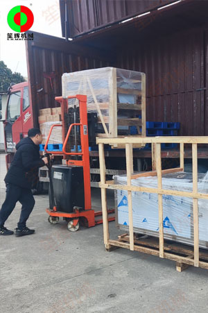 洗菜機(jī)和切菜機(jī)發(fā)往江西客戶!