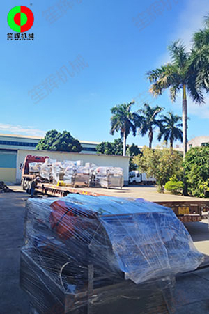 兩條蔬果清洗加工設(shè)備線裝車交付上海客戶！